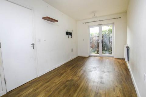 2 bedroom ground floor flat to rent, Featherstone Court, Featherstone Road, Southall
