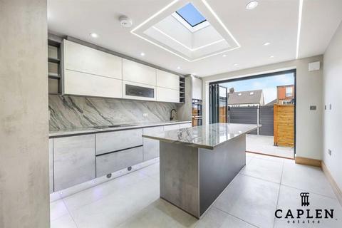 2 bedroom flat for sale, New North Road, Ilford