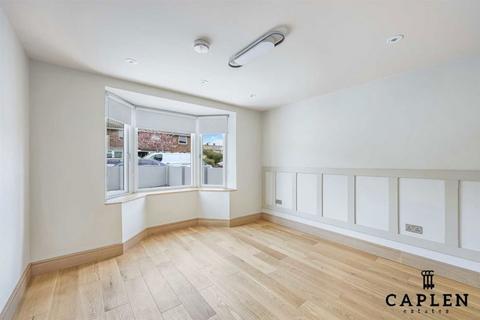 2 bedroom flat for sale, New North Road, Ilford