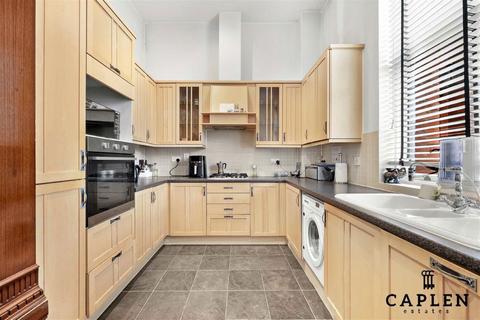 2 bedroom flat to rent, Richmond Drive, Woodford Green