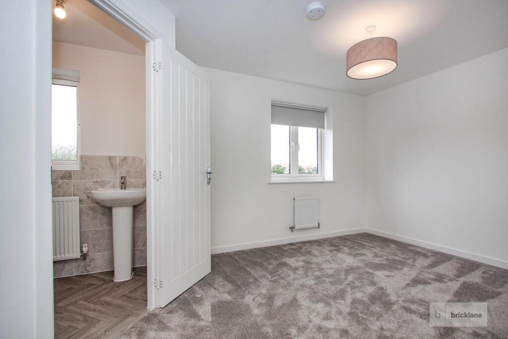House in Bristol, Emersons Green - More