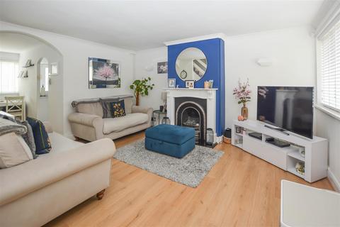 3 bedroom end of terrace house for sale, Lavender Avenue, Pilgrims Hatch, Brentwood