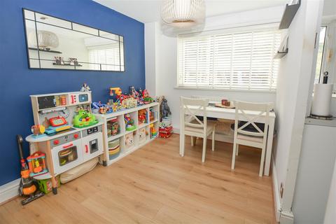 3 bedroom end of terrace house for sale, Lavender Avenue, Pilgrims Hatch, Brentwood