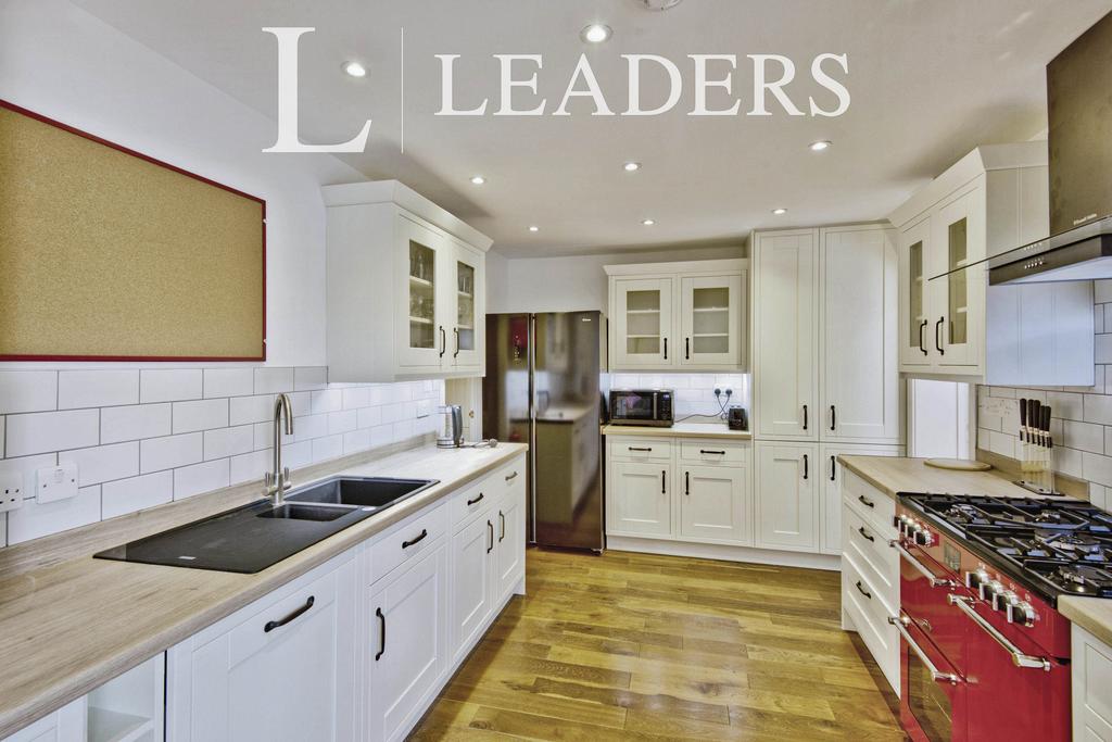 House in Brentwood - View 5