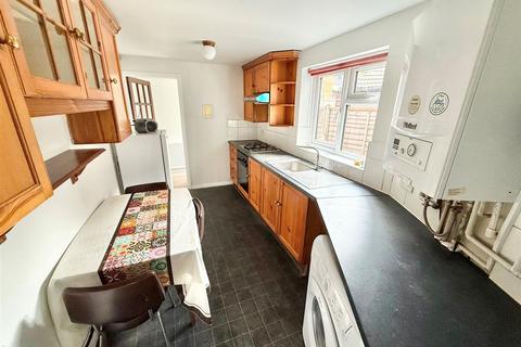 2 bedroom terraced house to rent, Hibbert Street, Luton, LU1