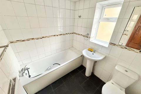 2 bedroom terraced house to rent, Hibbert Street, Luton, LU1