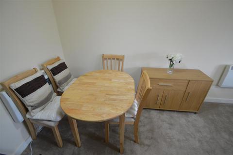 2 bedroom flat to rent, Bishops Corner, Hulme M15