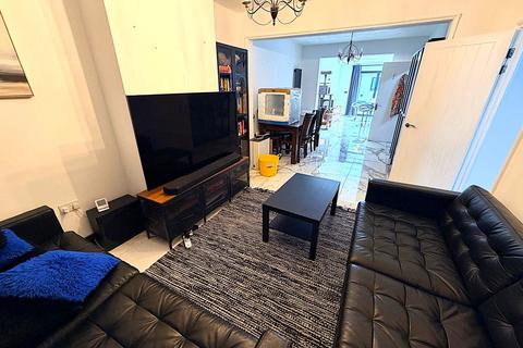 5 bedroom terraced house to rent, Westminster Gardens, Barking IG11