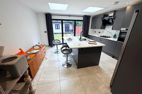 5 bedroom terraced house to rent, Westminster Gardens, Barking IG11