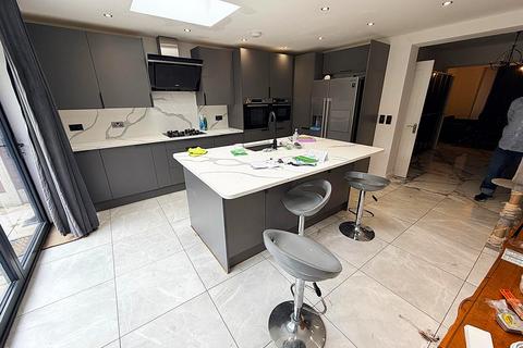 5 bedroom terraced house to rent, Westminster Gardens, Barking IG11
