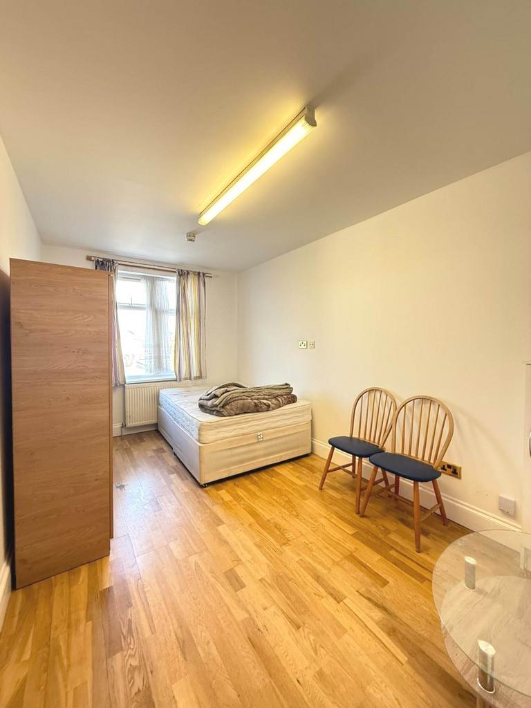 Apartment in Southall - View 2