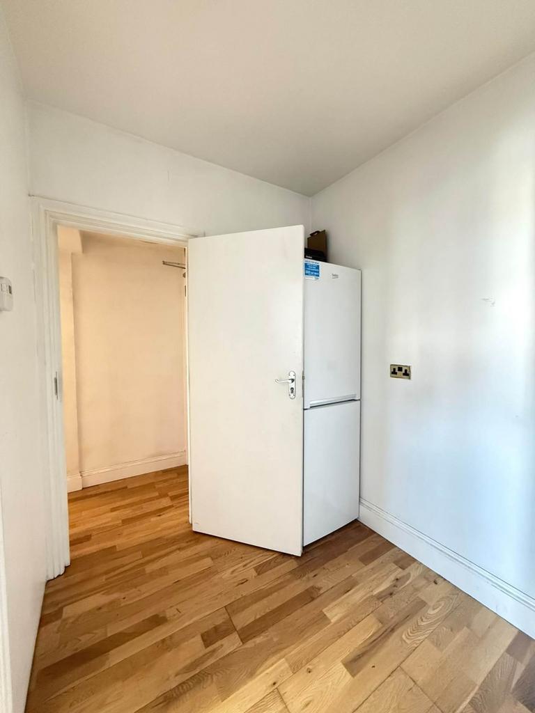Apartment in Southall - View 4