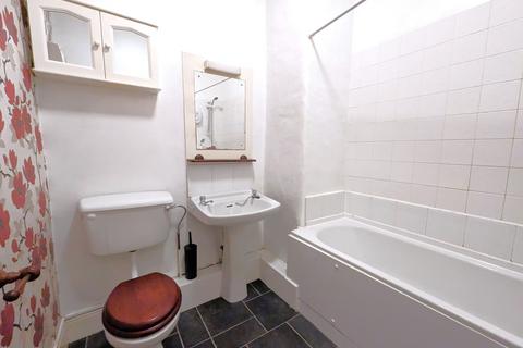 2 bedroom flat to rent, East Street, Bovey Tracey, TQ13