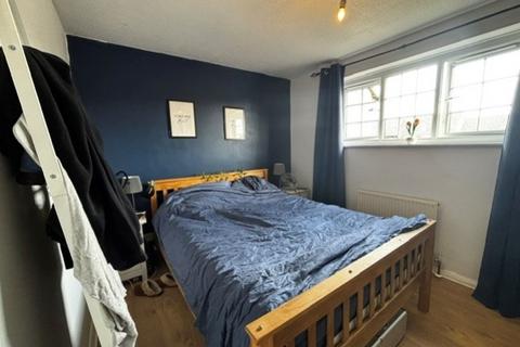 2 bedroom terraced house to rent, Mayfield Close, Carterton, Oxfordshire, OX18