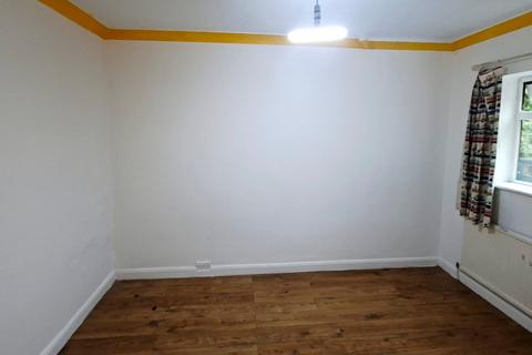 4 bedroom semi-detached house to rent, Craddock Road, Sale, M33