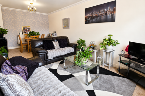 2 bedroom apartment for sale, Gidea Lodge, Gidea Park, RM2