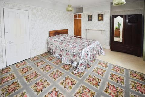 5 bedroom semi-detached house for sale, Avondale Crescent, Shipley BD18