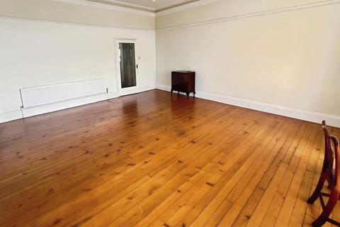 2 bedroom flat to rent, Broadparks Close