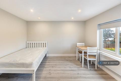 Studio to rent, Yeading Lane, Hayes, UB4