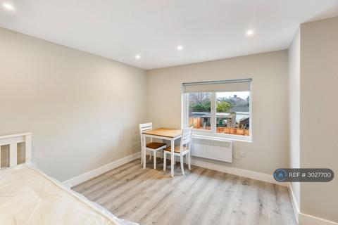 Studio to rent, Yeading Lane, Hayes, UB4