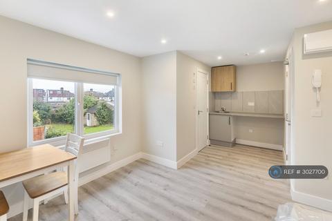 Studio to rent, Yeading Lane, Hayes, UB4