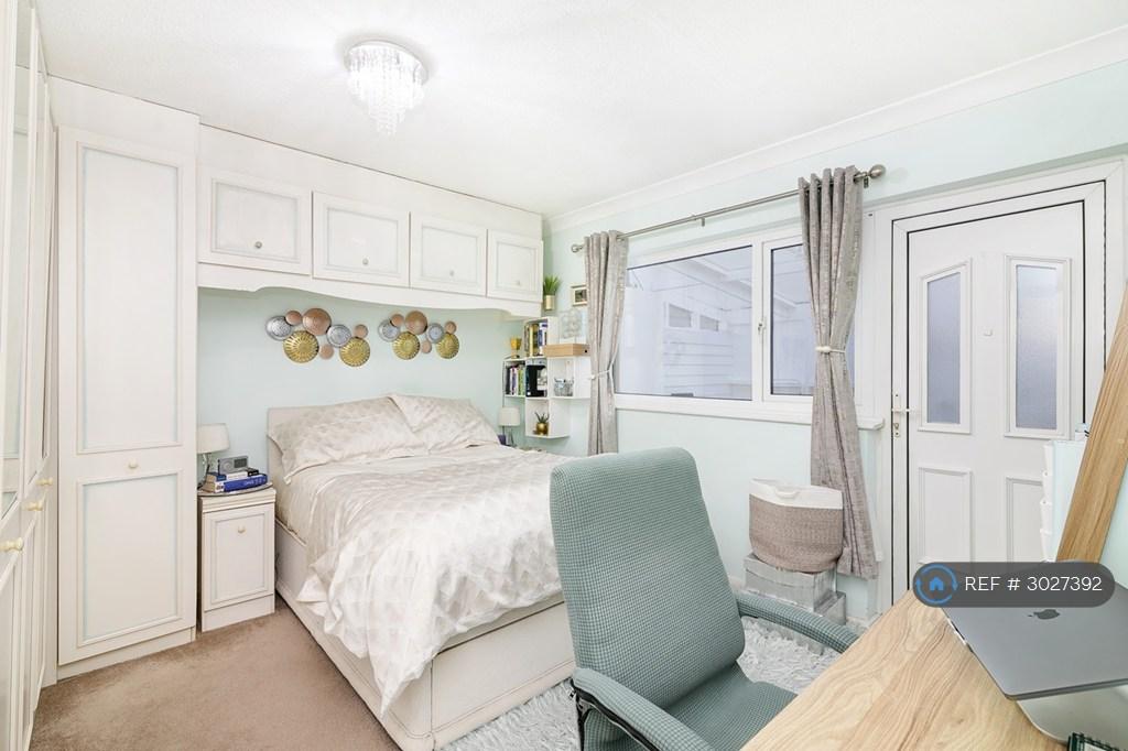Apartment in Ilford - View 3