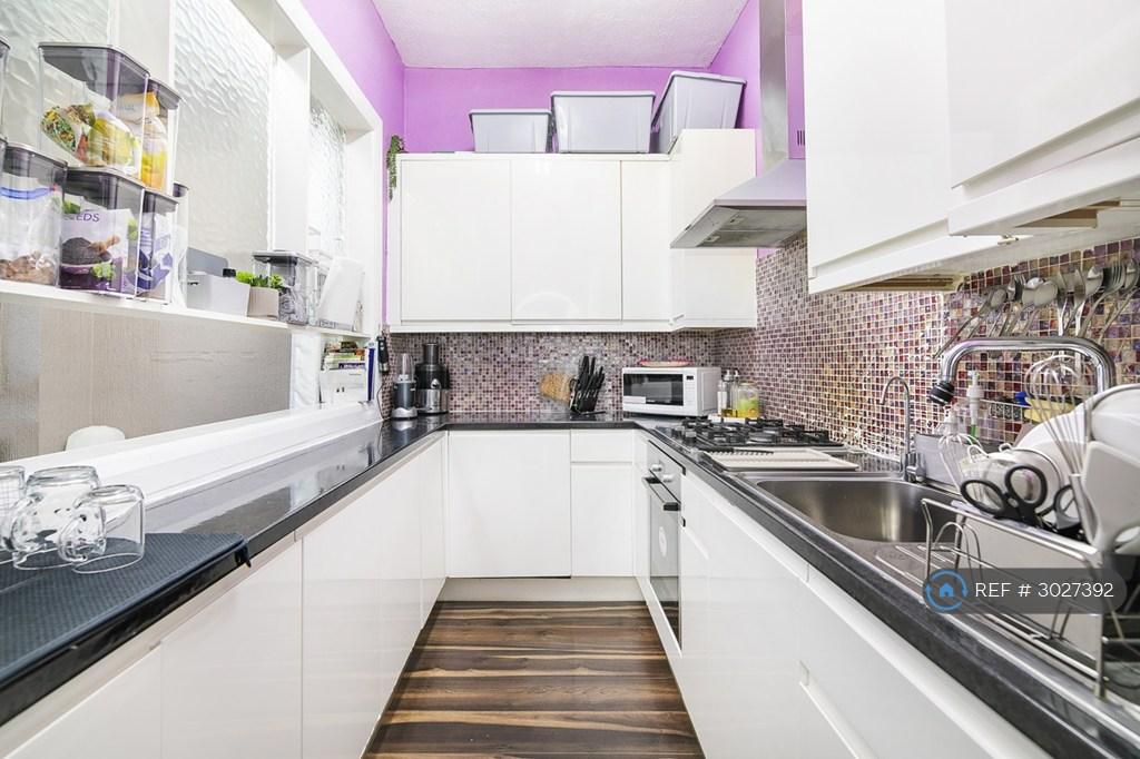 Apartment in Ilford - View 4
