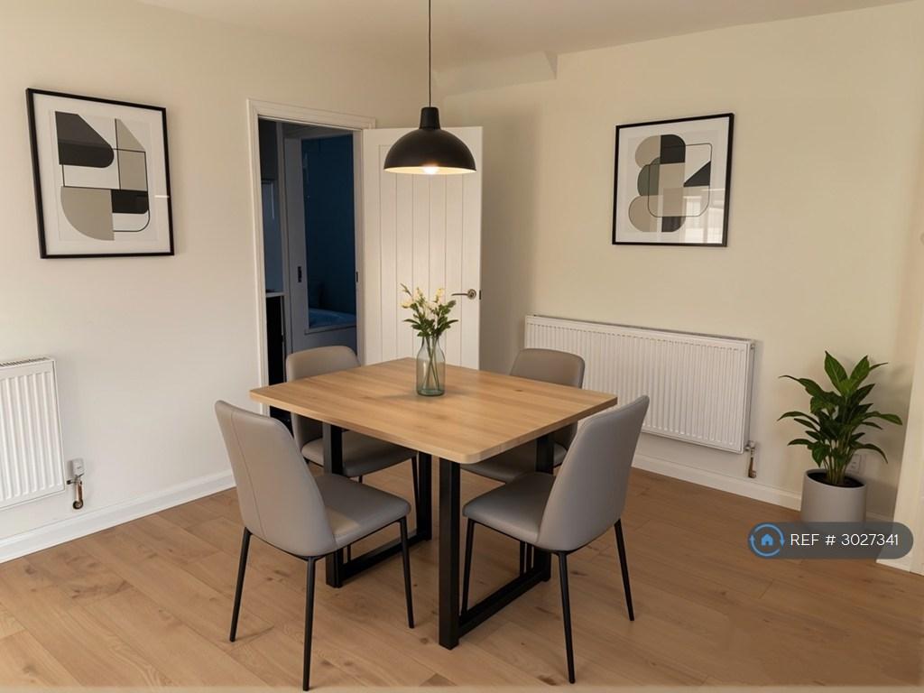 House in London, Royal Borough of Kingston upon Thames - View 3