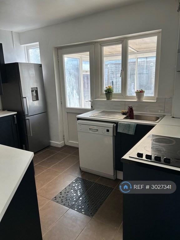 House in London, Royal Borough of Kingston upon Thames - View 4