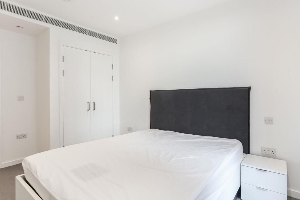 Apartment in White City - View 5