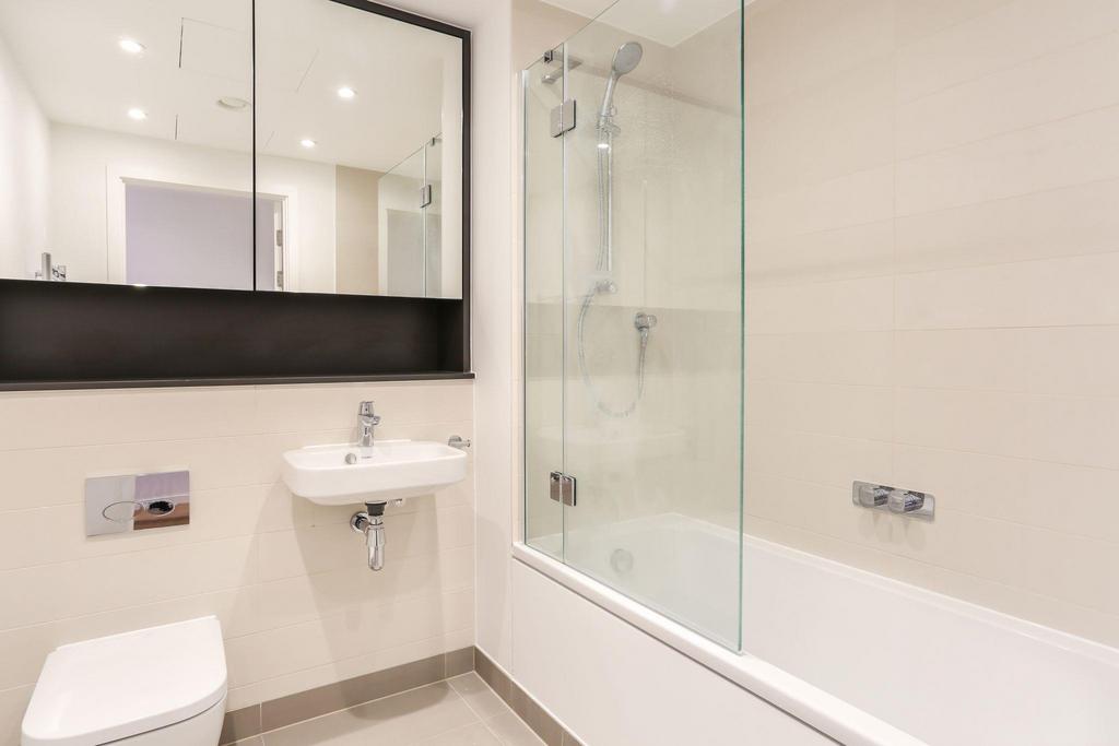 Apartment in White City - More