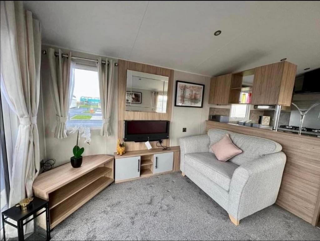 House in Hawksworth - View 4