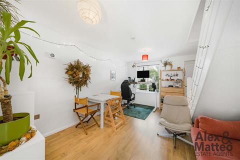2 bedroom house for sale, Radley Court, Canada Water, SE16