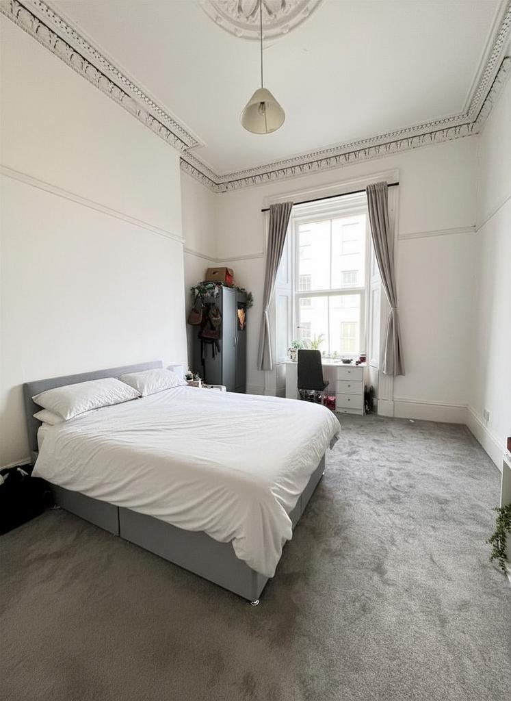 Apartment in Glasgow, Sandyford - View 2