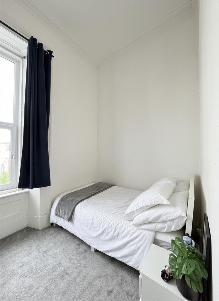 Apartment in Glasgow, Sandyford - View 3