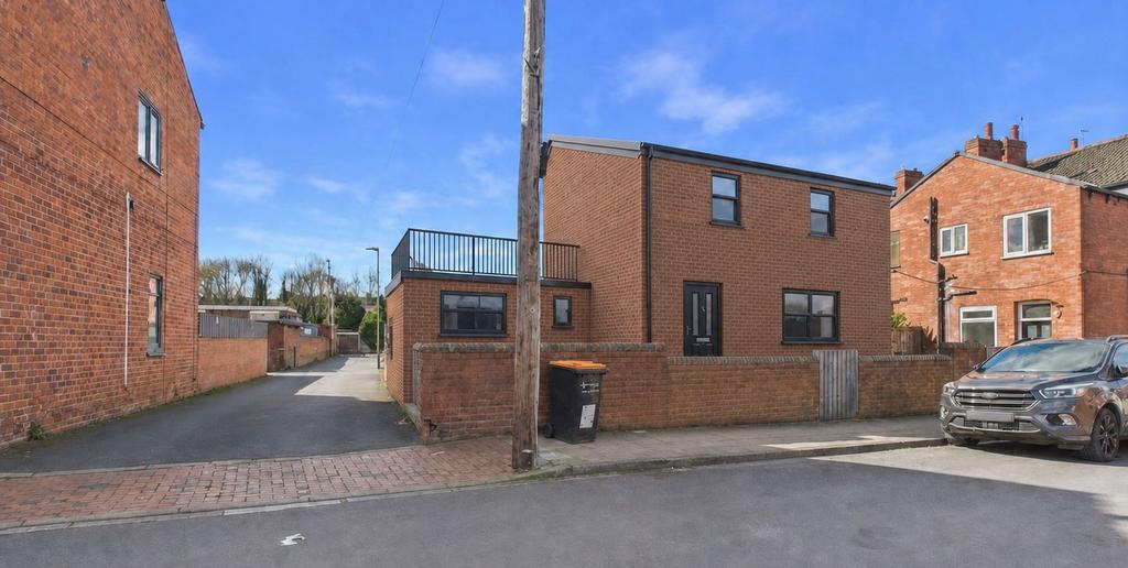 Land with Outbuilding to the Rear of 42 Smawthorne Lane, Castleford, WF10 4EN
