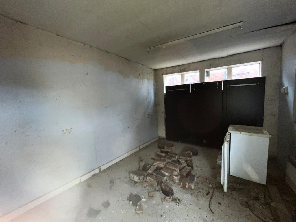 Land with Outbuilding to the Rear of 42 Smawthorne Lane, Castleford, WF10 4EN - More