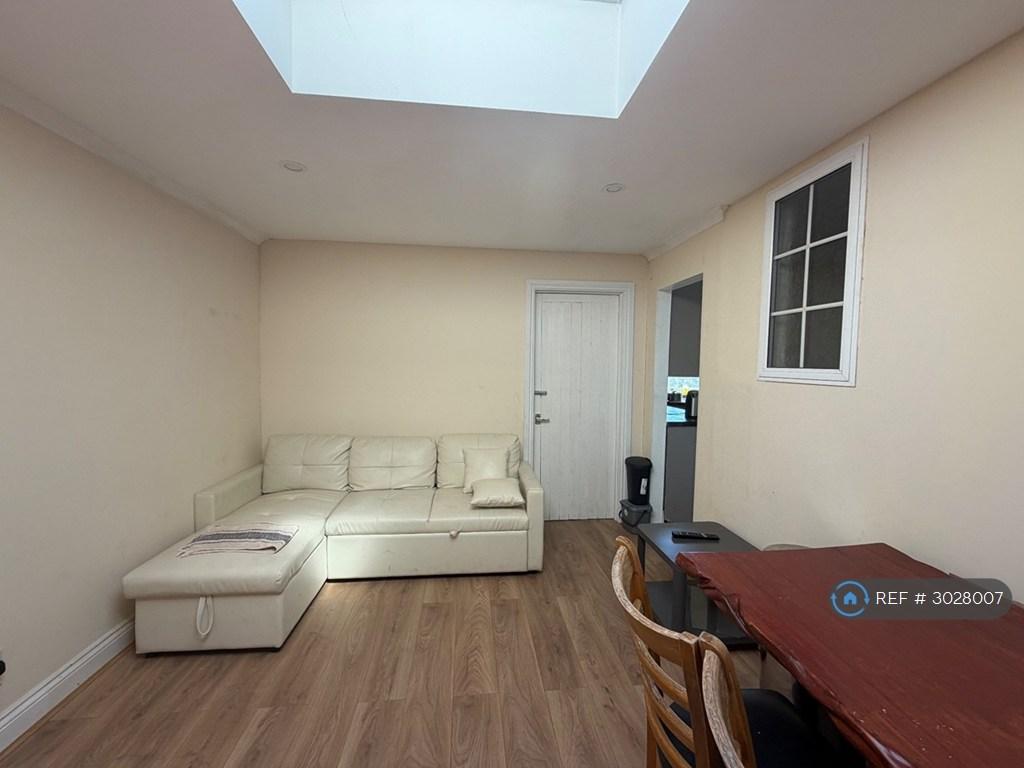 House in Croydon - More