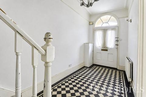 4 bedroom end of terrace house for sale, Queens Road, Brentwood, CM14