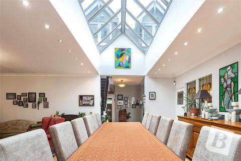 6 bedroom detached bungalow to rent - Westrow Gardens, Ilford, IG3