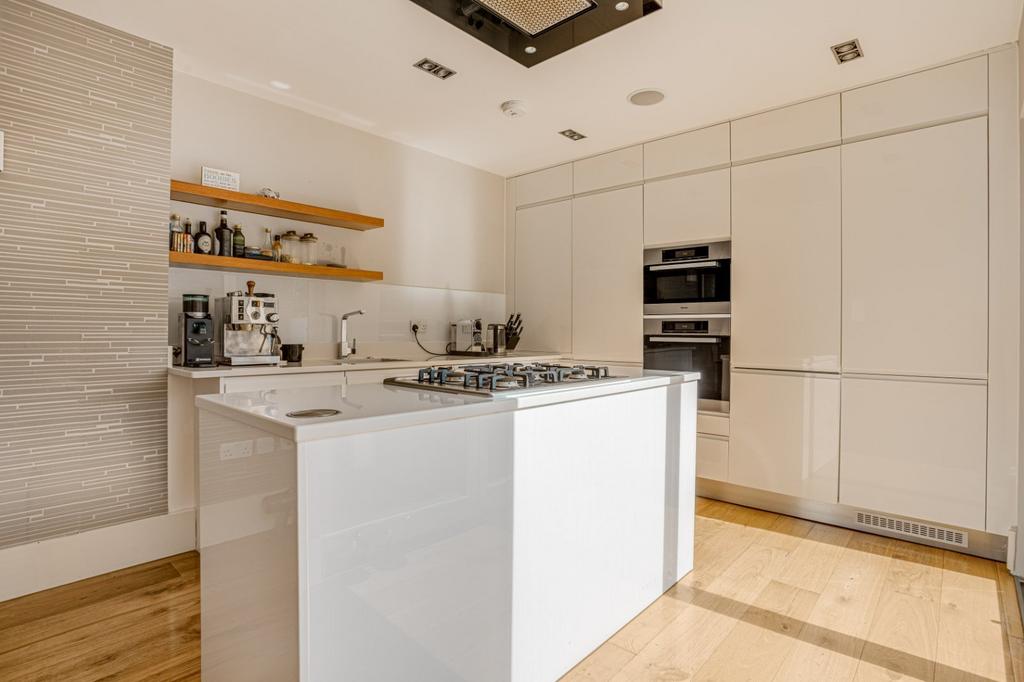 House in London - View 2