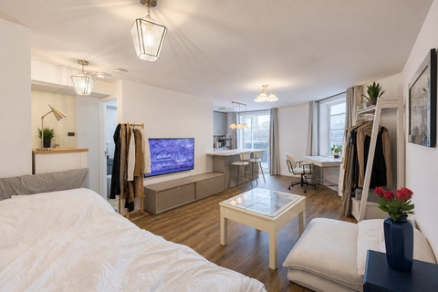 Studio to rent, Orsett Terrace, London