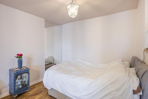 Studio to rent, Orsett Terrace, London