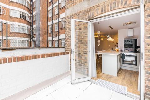 Studio to rent, Orsett Terrace, London