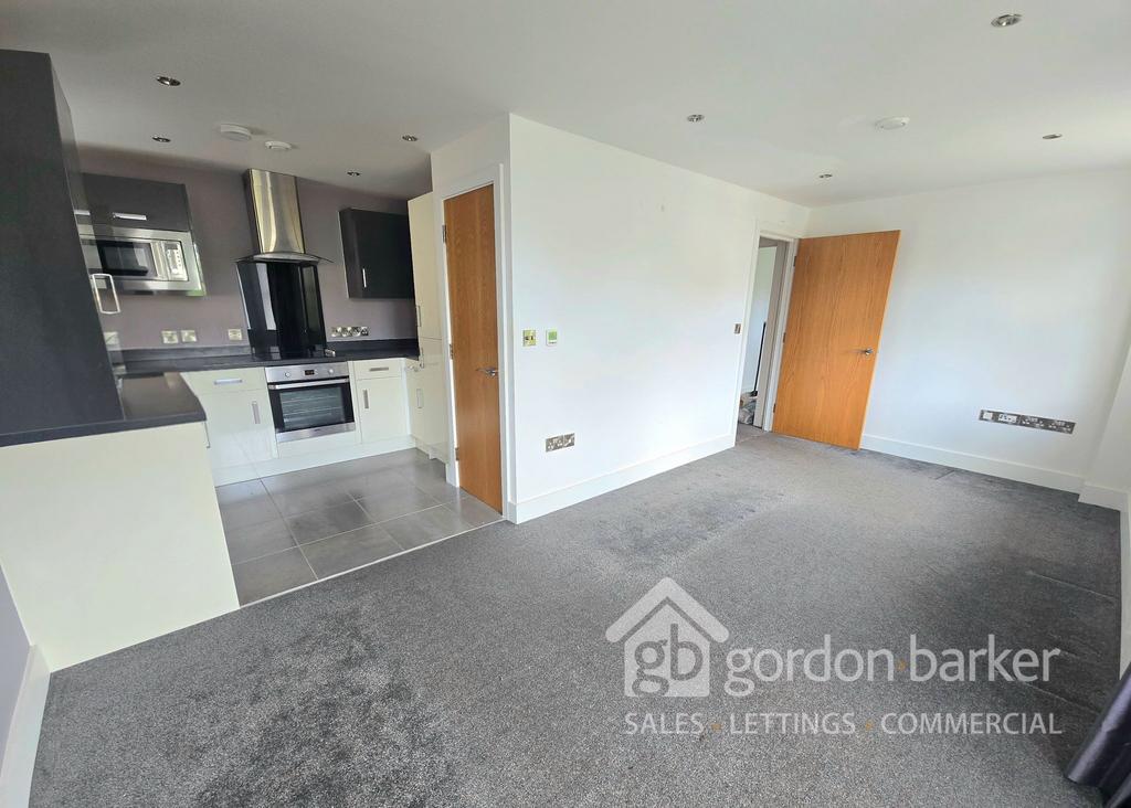 Apartment in Talbot Village, Talbot Woods, Bournemouth - View 2