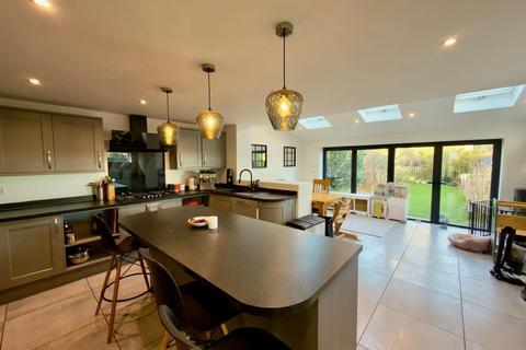 3 bedroom semi-detached house to rent, Highthorne Drive, Leeds LS17