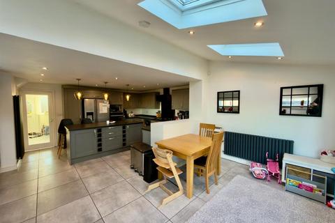 3 bedroom semi-detached house to rent, Highthorne Drive, Leeds LS17