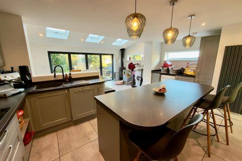 3 bedroom semi-detached house to rent, Highthorne Drive, Leeds LS17