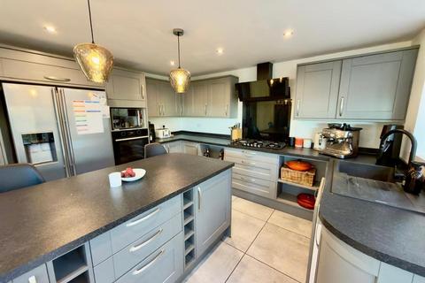 3 bedroom semi-detached house to rent, Highthorne Drive, Leeds LS17