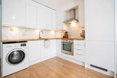 3 bedroom flat for sale, Ashbourne Avenue, London NW11